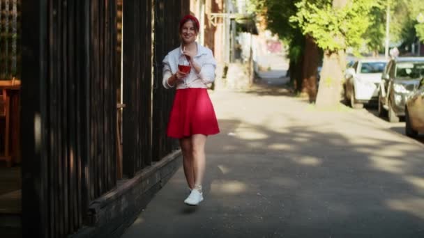 Χαρούμενο Κορίτσι Που Απολαμβάνει Ένα Κοκτέιλ Ένα Καφέ Δρόμου Εύκολο — Αρχείο Βίντεο