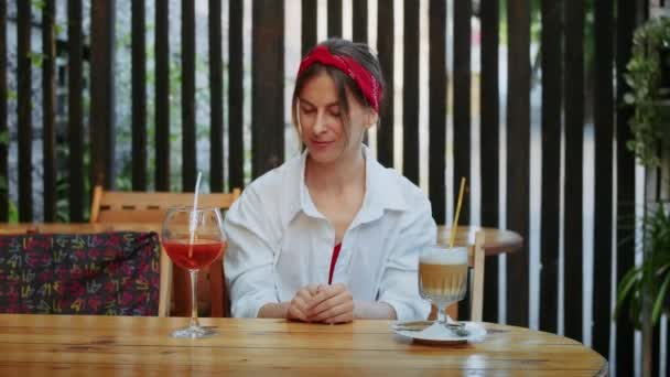 Щаслива Дівчина Кафе Вибирає Пити Каву Або Коктейль Літній Спосіб — стокове відео