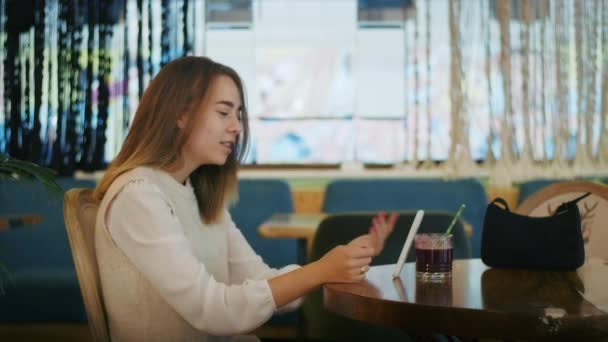 Chica Alegre Beber Café Hablar Por Teléfono Videollamada Pasatiempo Feliz — Vídeo de stock