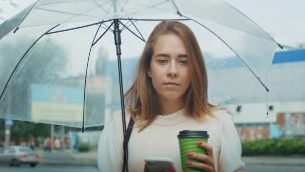 Joyful Girl Drinks Tea Street Umbrella Rainy Weather Speaks Phone — Vídeo de Stock