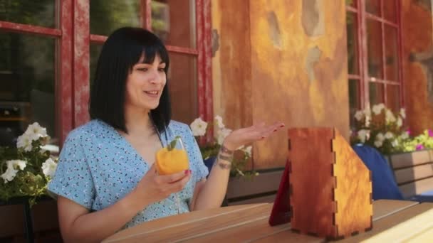 Happy Woman Communicates Phone Video Call Enjoys Relaxing Outdoor Summer — Vídeo de Stock