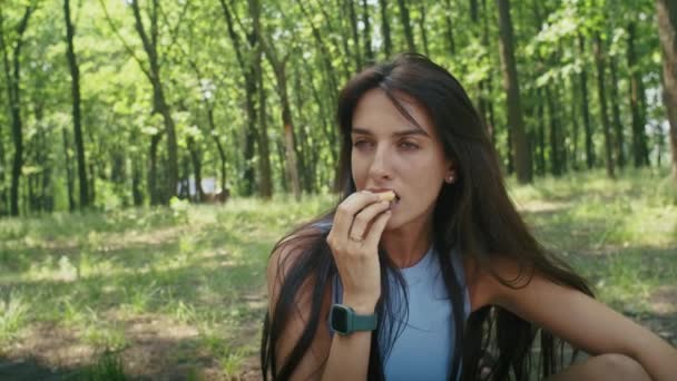 Kamperen Het Bos Heerlijk Eten Tijdens Het Ontspannen Een Man — Stockvideo