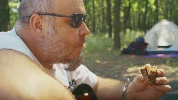 Camping Forest Delicious Food While Relaxing Man Eats Food — Stockvideo