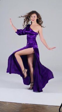 Bir fotoğraf çekiminin perde arkasında: güzel bir model bir fotoğrafçıya poz verir, profesyonel bir kamerayla fotoğraf çeker. Moda dergisi için profesyonel ekipmanlı şık bir fotoğraf çekimi.