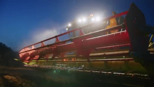 Нічне Збирання Врожаю Комбайном Українською Зерновою Пшеницею Фермерами Україні Експорт — стокове відео