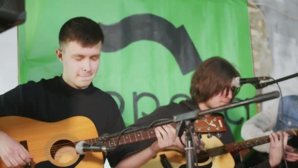 Verzamelen Van Mensen Een Schuilkelder Oekraïners Organiseerden Een Concert Tijdens — Stockvideo