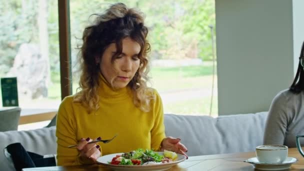 Twee Jonge Vrolijke Vrouwen Genieten Van Heerlijke Salade Van Kip — Stockvideo