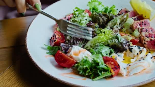 Two Young Happy Women Enjoy Delicious Salad Chicken Tomato Croutons — Video Stock