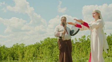 Putperest kurban ayininin yeniden yapılandırılması. Rahibe ve yardımcısı töreni gerçekleştirir, şaman tef çalar. Putperestliğin dünyadaki etkisi