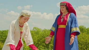 Putperest kurban ayininin yeniden yapılandırılması. Rahibe ve yardımcısı töreni gerçekleştirir, şaman tef çalar. Putperestliğin dünyadaki etkisi