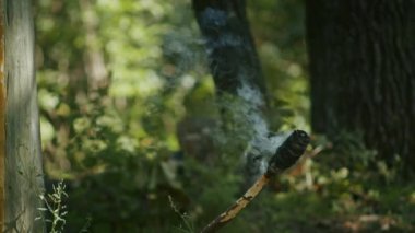 İki savaşçının kanındaki mistik kardeşlik ayini. Rahibe ve şaman infaz sürecini denetliyor.