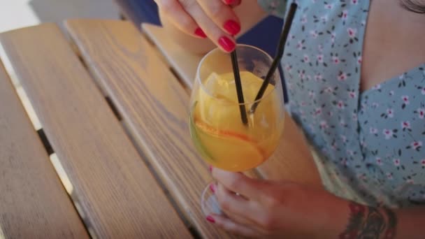 Femme Heureuse Dégustant Cocktail Froid Savoureux Été Chaud Dans Café — Video