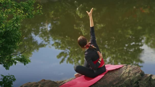 Glückliche Junge Frau Beim Yoga Freien Atemübungen Der Natur Sommer — Stockvideo