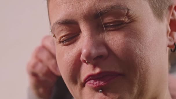 Dorosły Mężczyzna Tnie Smutną Kobietę Łysą Maszyną Pisania Ukraińska Kobieta — Wideo stockowe