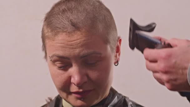 一个成年男子用打字机割伤了一个悲伤的秃头女人 乌克兰女兵 — 图库视频影像
