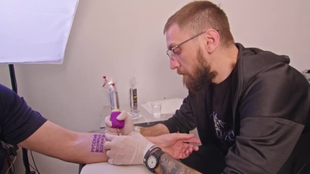 Profesionální Tatér Udělá Tetování Paži Dospělého Muže Ukrajinec Rozhodl Nechat — Stock video
