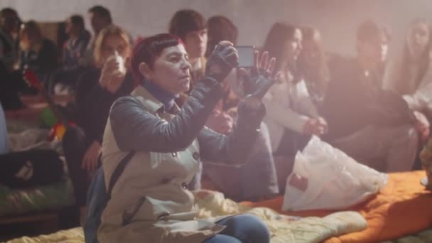 Verzamelen Van Mensen Een Schuilkelder Oekraïners Organiseerden Een Concert Tijdens — Stockvideo