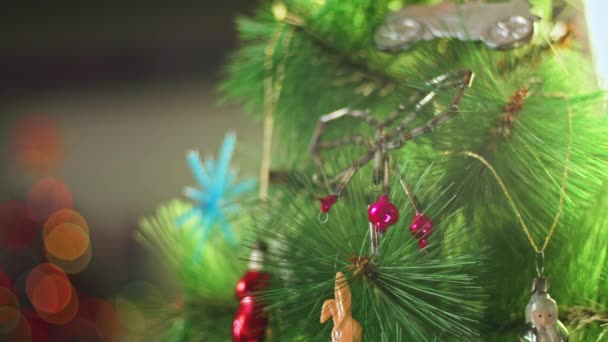 新年の夜に枝に吊るされた菱形のガラス玉 クリスマスツリー上のヴィンテージのおもちゃ お祝いの夜のためのクローズアップ装飾 背景には色灯がちらつき — ストック動画