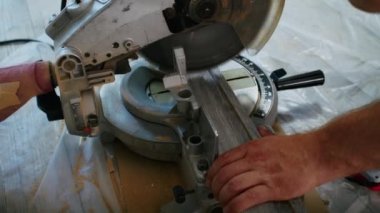 Profesyonel bir erkek usta bir daireye kapı yerleştiriyor.