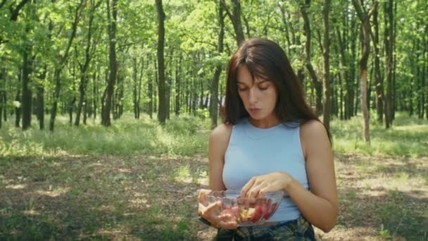 Ευτυχισμένη Γυναίκα Που Απολαμβάνει Τρώει Ώριμες Φράουλες Ενώ Στέκεται Στο — Αρχείο Βίντεο