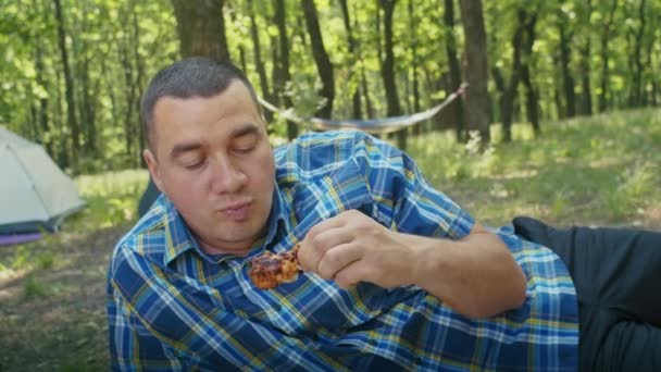 Camping Forest Delicious Food While Relaxing Man Eats Food — Vídeo de stock