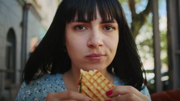 Mutlu Bir Kadın Bir Sokak Kafesinde Lezzetli Yemeklerden Zevk Alır — Stok video