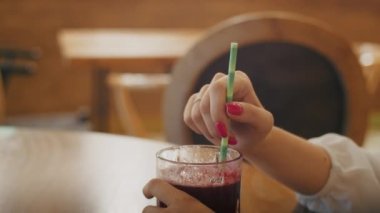 Kafede çay içip telefonda ya da görüntülü konuşma yapan neşeli bir kız. İyi eğlenceler.