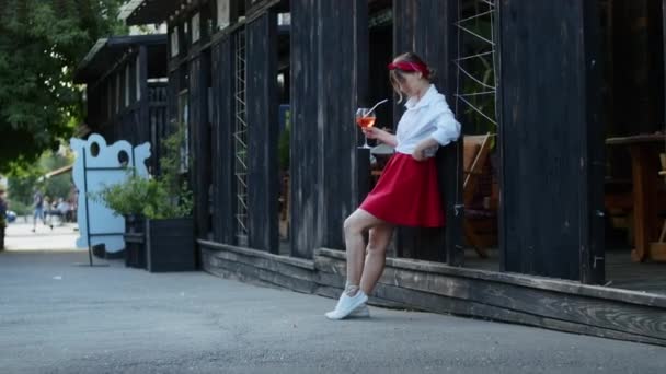 Boldog Lány Élvezi Koktélt Egy Utcai Kávézóban Könnyű Életmód Élvezet — Stock videók