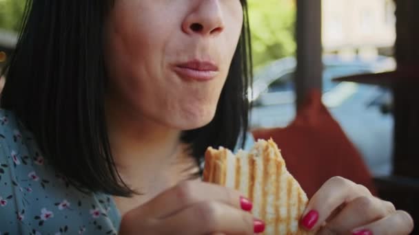 Happy Woman Enjoys Delicious Food Street Cafe Rejoices Taste Smell — Αρχείο Βίντεο