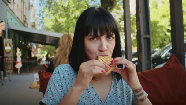 Happy Woman Enjoys Delicious Food Street Cafe Rejoices Taste Smell — Αρχείο Βίντεο