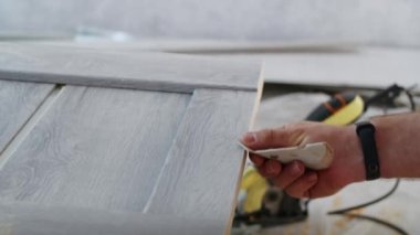 Profesyonel bir erkek usta bir daireye kapı yerleştiriyor.