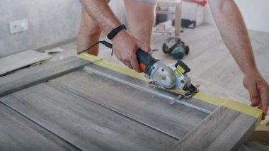 Profesyonel bir erkek usta bir daireye kapı yerleştiriyor.