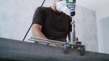 Profesyonel bir erkek usta bir daireye kapı yerleştiriyor.