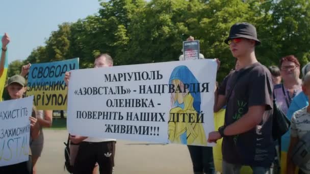 Ukrainian Women Men Gathered Peaceful Rally Support Azov Prisoners War — Vídeo de Stock
