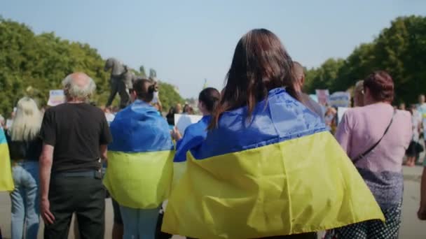 Ουκρανικές Γυναίκες Και Άνδρες Συγκεντρώθηκαν Για Μια Ειρηνική Διαδήλωση Υπέρ — Αρχείο Βίντεο