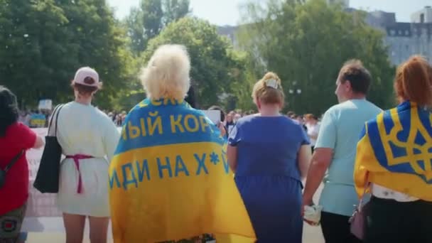 Украинские Женщины Мужчины Собрались Мирный Митинг Поддержку Азовских Военнопленных Пострадавшие — стоковое видео