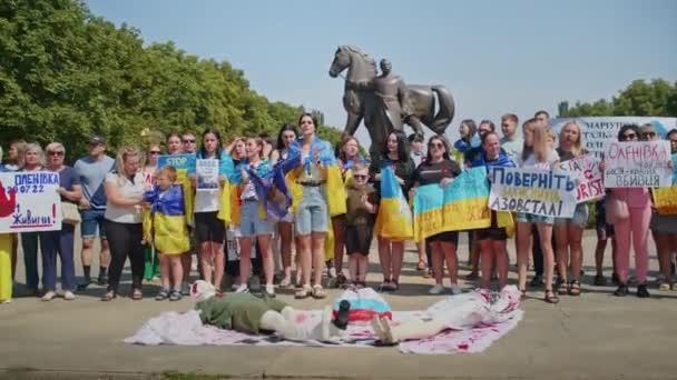 Украинские Женщины Мужчины Собрались Мирный Митинг Поддержку Азовских Военнопленных Пострадавшие — стоковое видео