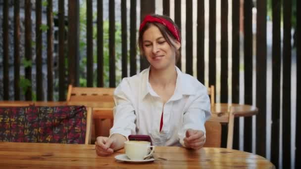 Glad Flicka Talar Videosamtal Telefon Eller Titta Video Gatan Café — Stockvideo