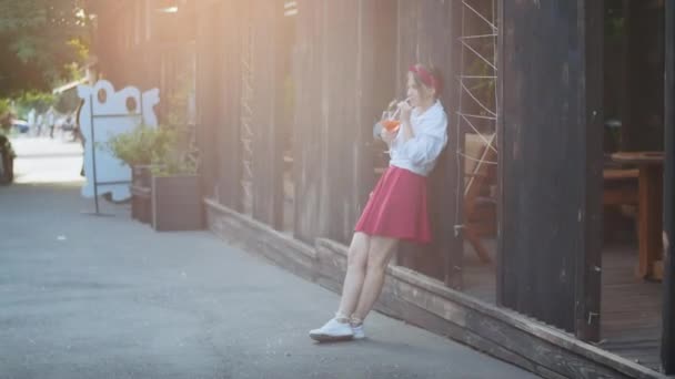 Χαρούμενο Κορίτσι Που Απολαμβάνει Ένα Κοκτέιλ Ένα Καφέ Δρόμου Εύκολο — Αρχείο Βίντεο