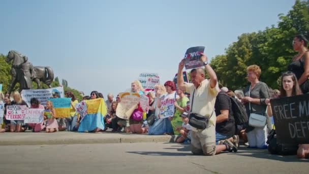 Ukrainian Women Men Gathered Peaceful Rally Support Azov Prisoners War — Stockvideo