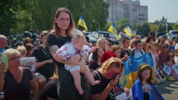 Ukrainian Women Men Gathered Peaceful Rally Support Azov Prisoners War — Stockvideo