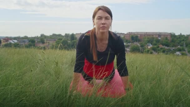 Ευτυχισμένη Νεαρή Γυναίκα Που Κάνει Γιόγκα Έξω Ασκήσεις Αναπνοής Στη — Αρχείο Βίντεο
