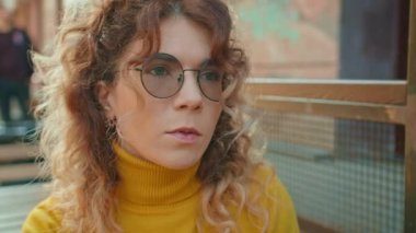 İki mutlu kadın birlikte bir kafede, restoranda, hafif atmosferde, yaşam tarzında vakit geçiriyorlar. Birlikte kahve içelim.