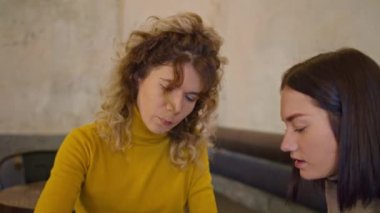 İki mutlu kadın birlikte kafe, restoran, masa oyunu, hafif atmosfer, yaşam tarzı gibi yerlerde vakit geçirirler. Birlikte kahve içelim.