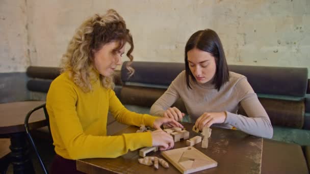 Duas Mulheres Felizes Passam Tempo Juntas Café Restaurante Jogo Tabuleiro — Vídeo de Stock