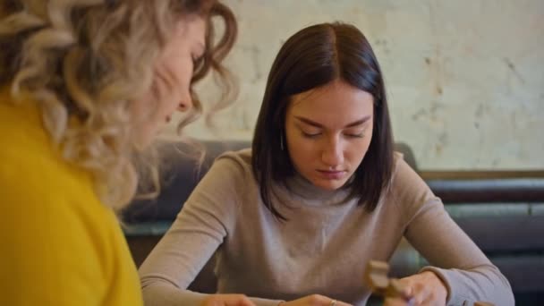 여성은 레스토랑 분위기 라이프 스타일에서 시간을 보냅니다 커피를 마시라 — 비디오
