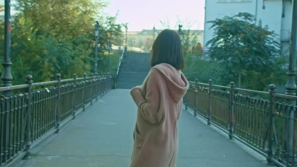 Jonge Gelukkige Vrouw Met Bril Loopt Langs Brug Het Stadspark — Stockvideo
