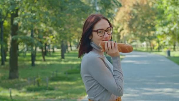 Jovem Mulher Feliz Comendo Baguete Parque Cidade Raparigas Divertem Juntas — Vídeo de Stock