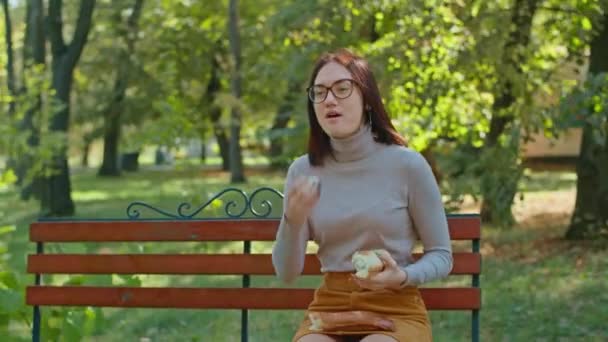 Jovem Mulher Feliz Comendo Baguete Parque Cidade Raparigas Divertem Juntas — Vídeo de Stock