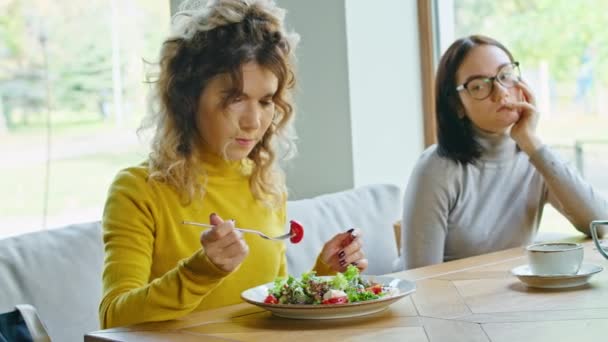 Two Young Happy Women Enjoy Delicious Salad Chicken Tomato Croutons — Video Stock